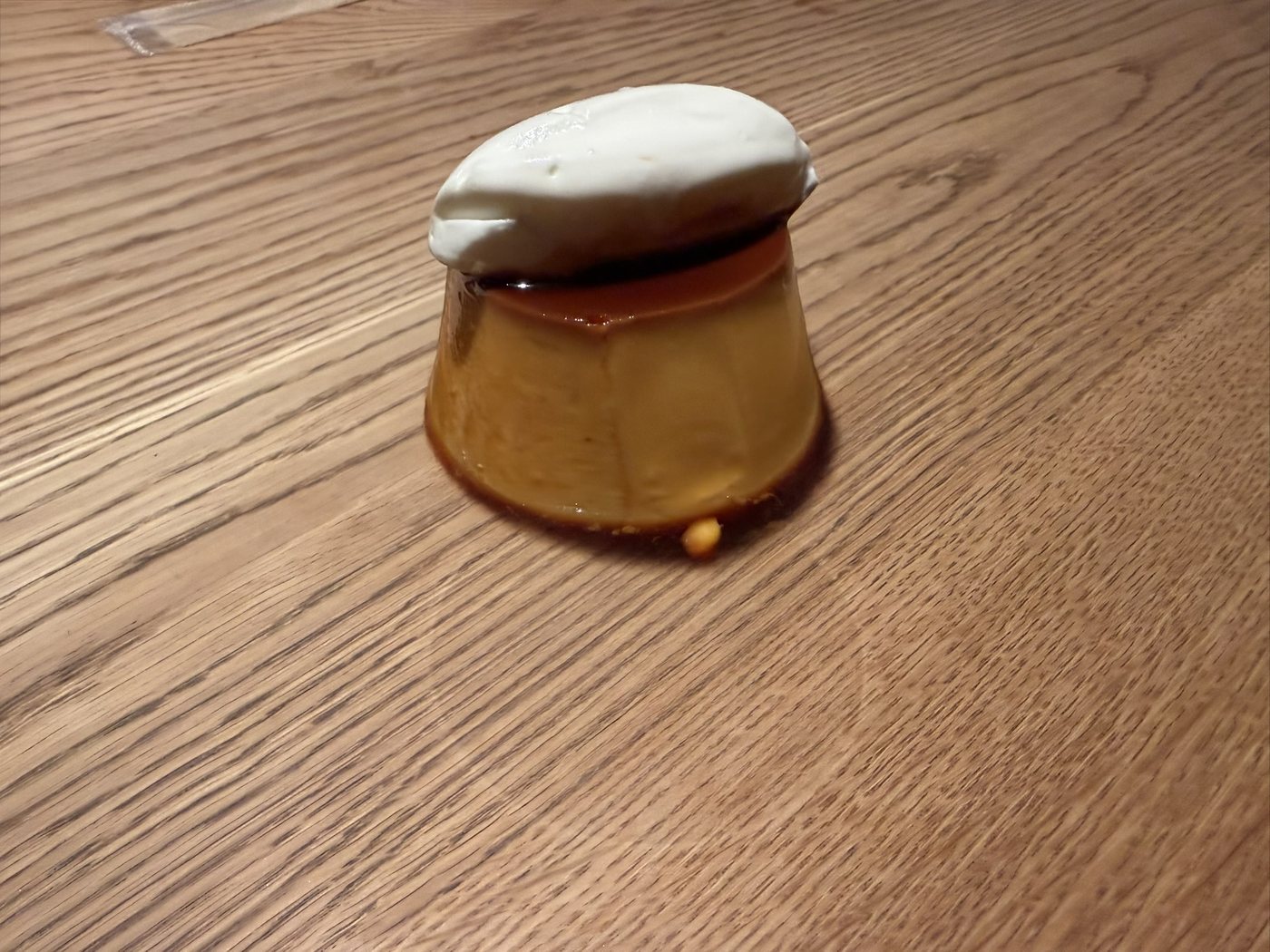クリーンアップで器を消した写真。プリンがテーブルに直接乗っているように見える