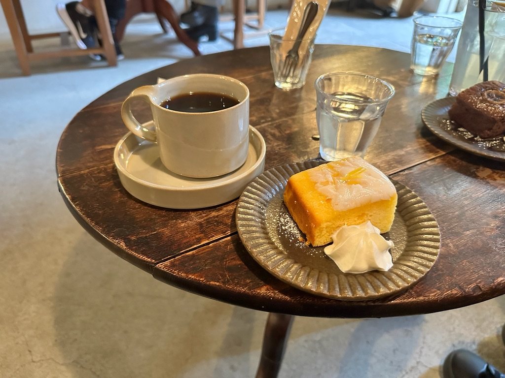 アイシングがかかったレモンケーキとコーヒー
