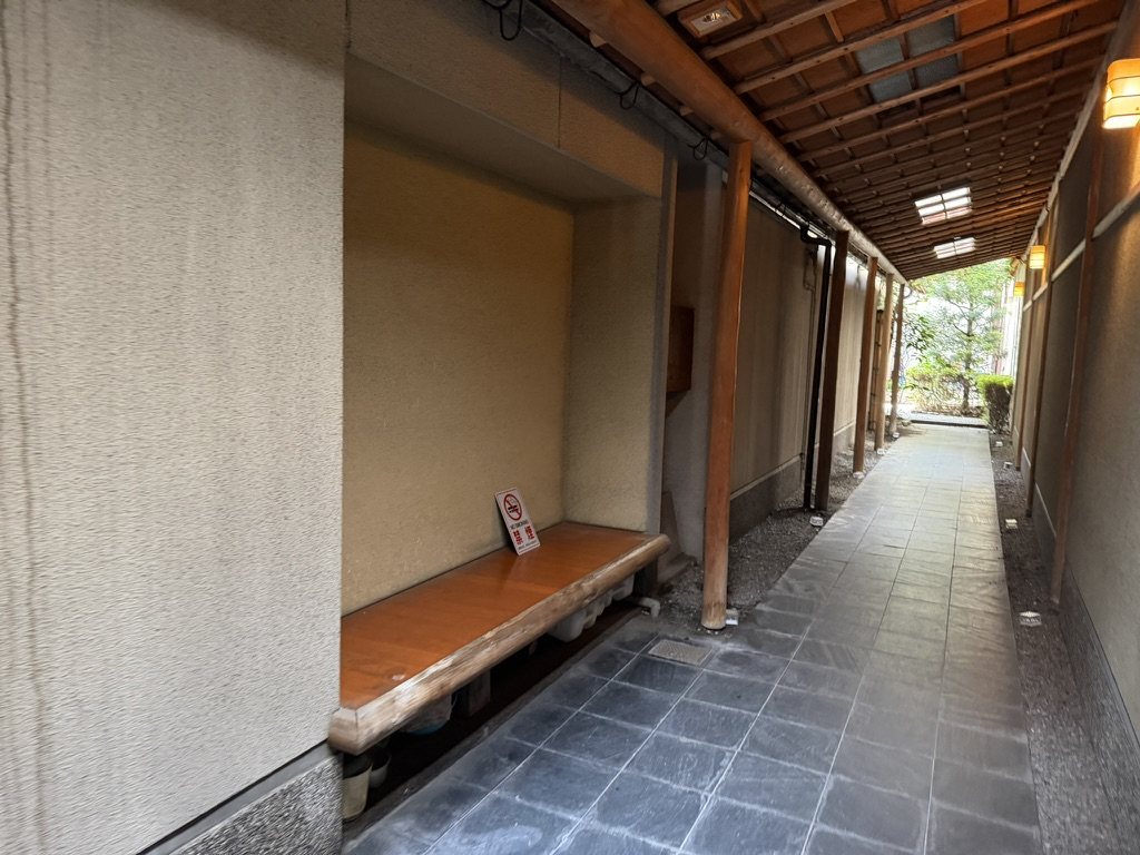 石畳と木の柱が続く細い路地