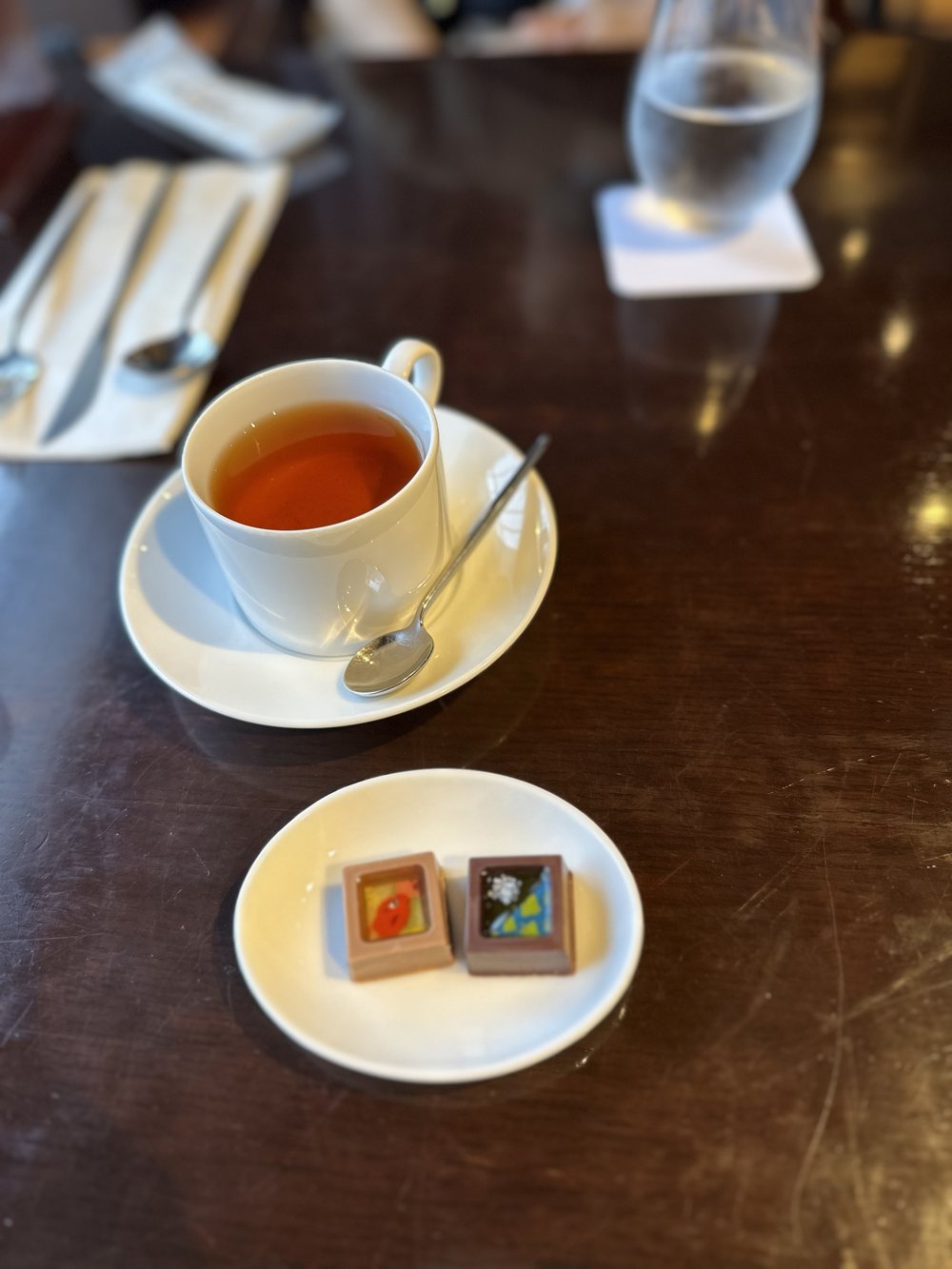 紅茶と、小皿にのった2粒のボンボンショコラ