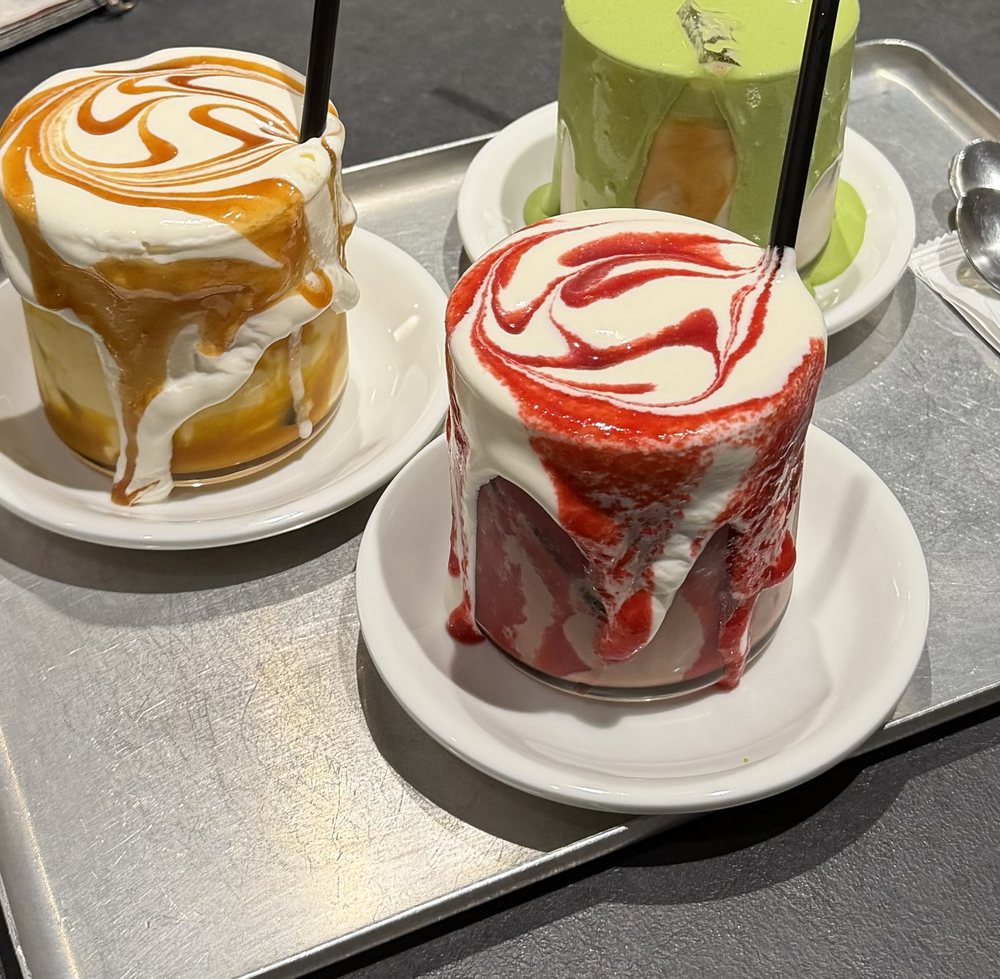 グラスから白いクリームが溢れる3つのドリンク。キャラメル、いちご色のソース、抹茶のクリーム