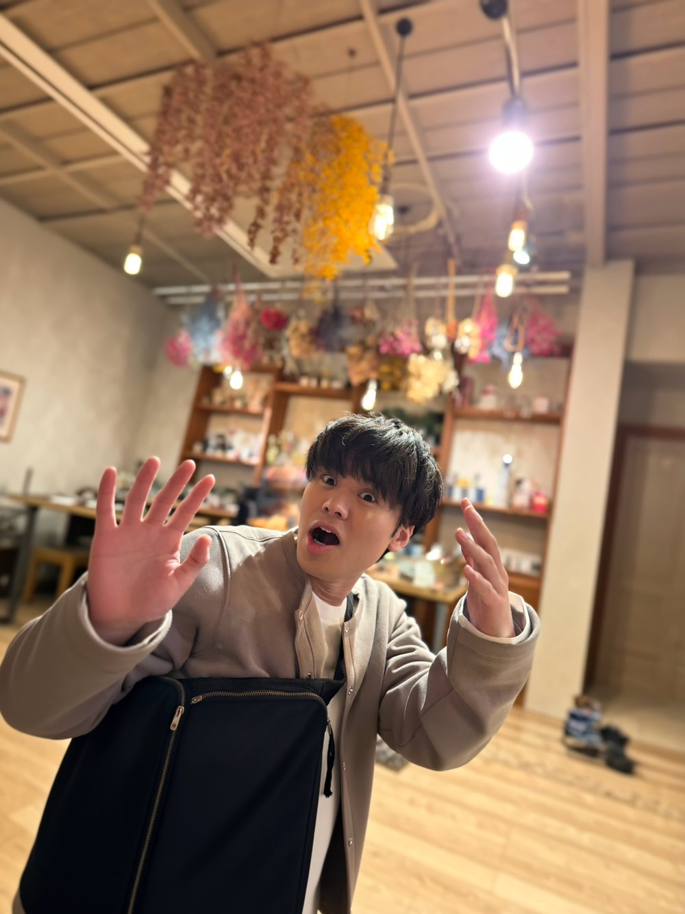 3つの機能を全部使った写真。筆者が広い店内に立っているように見え、床はフローリング、右奥には靴が置かれている