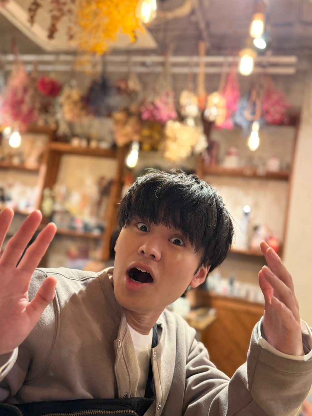 高品質モードでクリーンアップした写真。背景の2人が消え、ドライフラワーも指もそのまま残っている