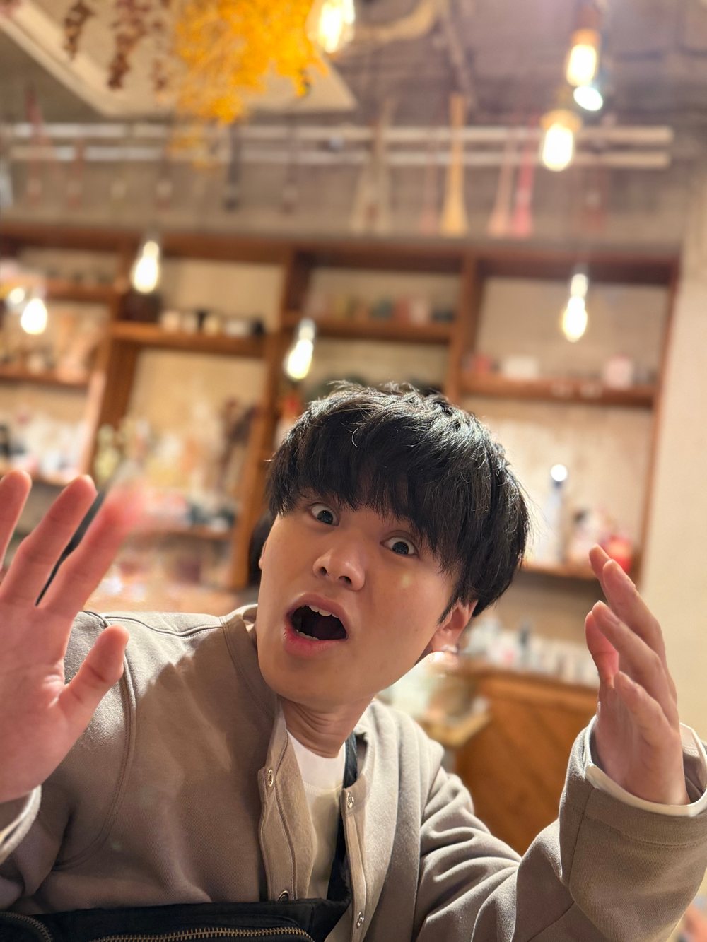 クリーンアップ後の写真。背景の人は消えたが、天井のドライフラワーも消え、筆者の右手の指がぼやけている