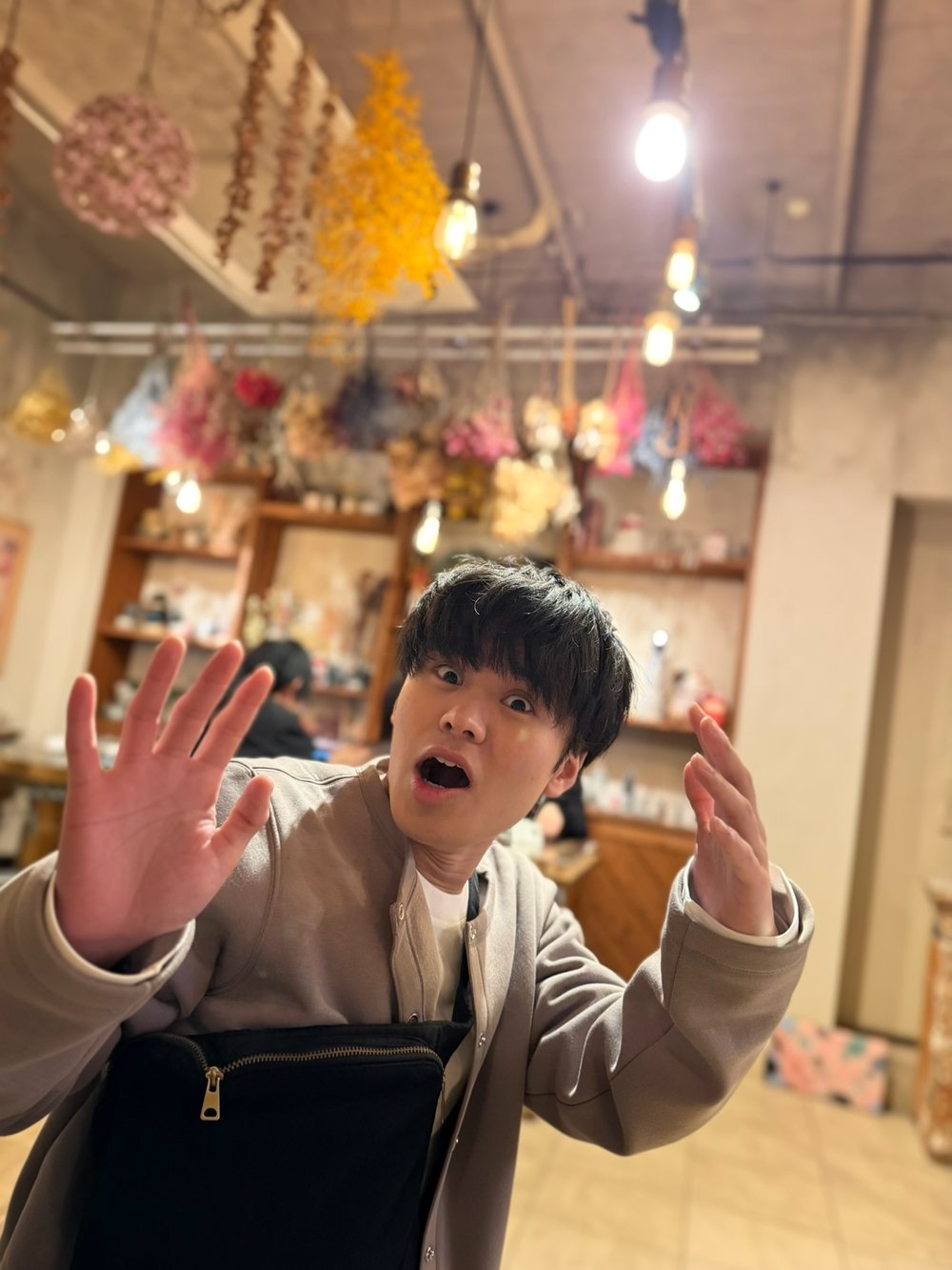 拡張後の写真。筆者の両腕、手前のバッグ、床、右の壁まで写る範囲が広がっている