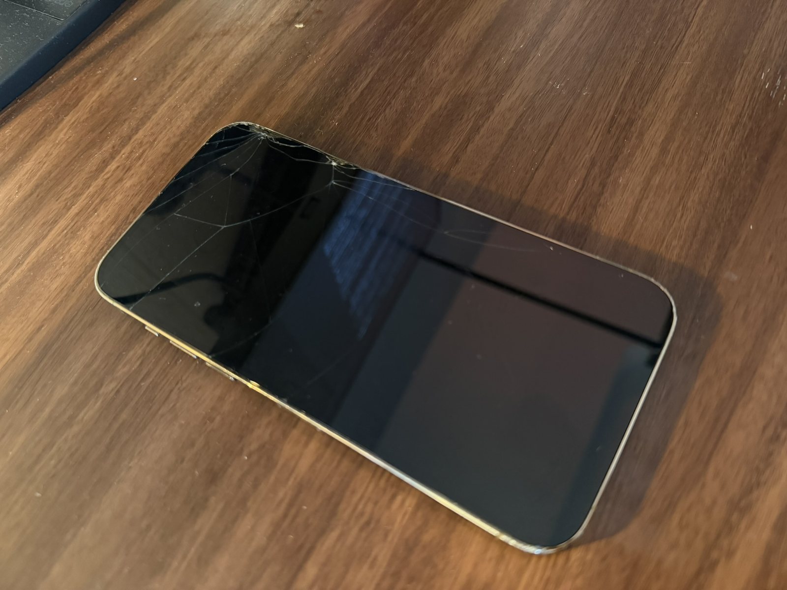 画面が割れたiPhone 14 Pro Max