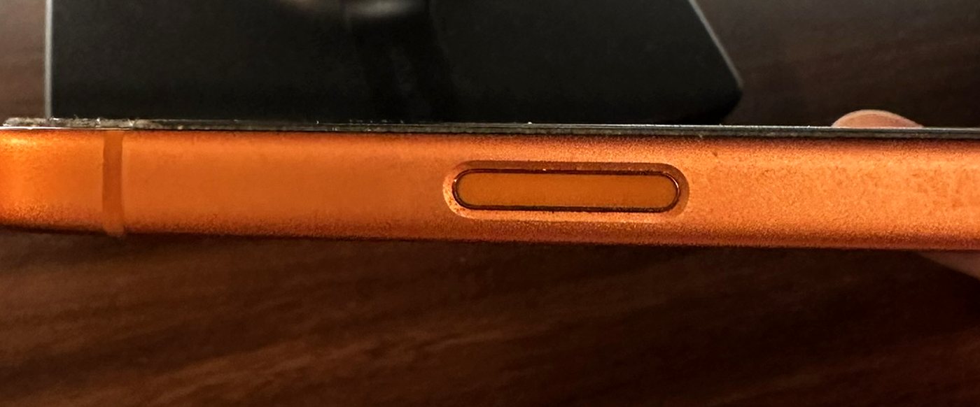 コズミックオレンジのiPhone 17 Proの側面。本体に埋め込まれたカメラコントロールボタン