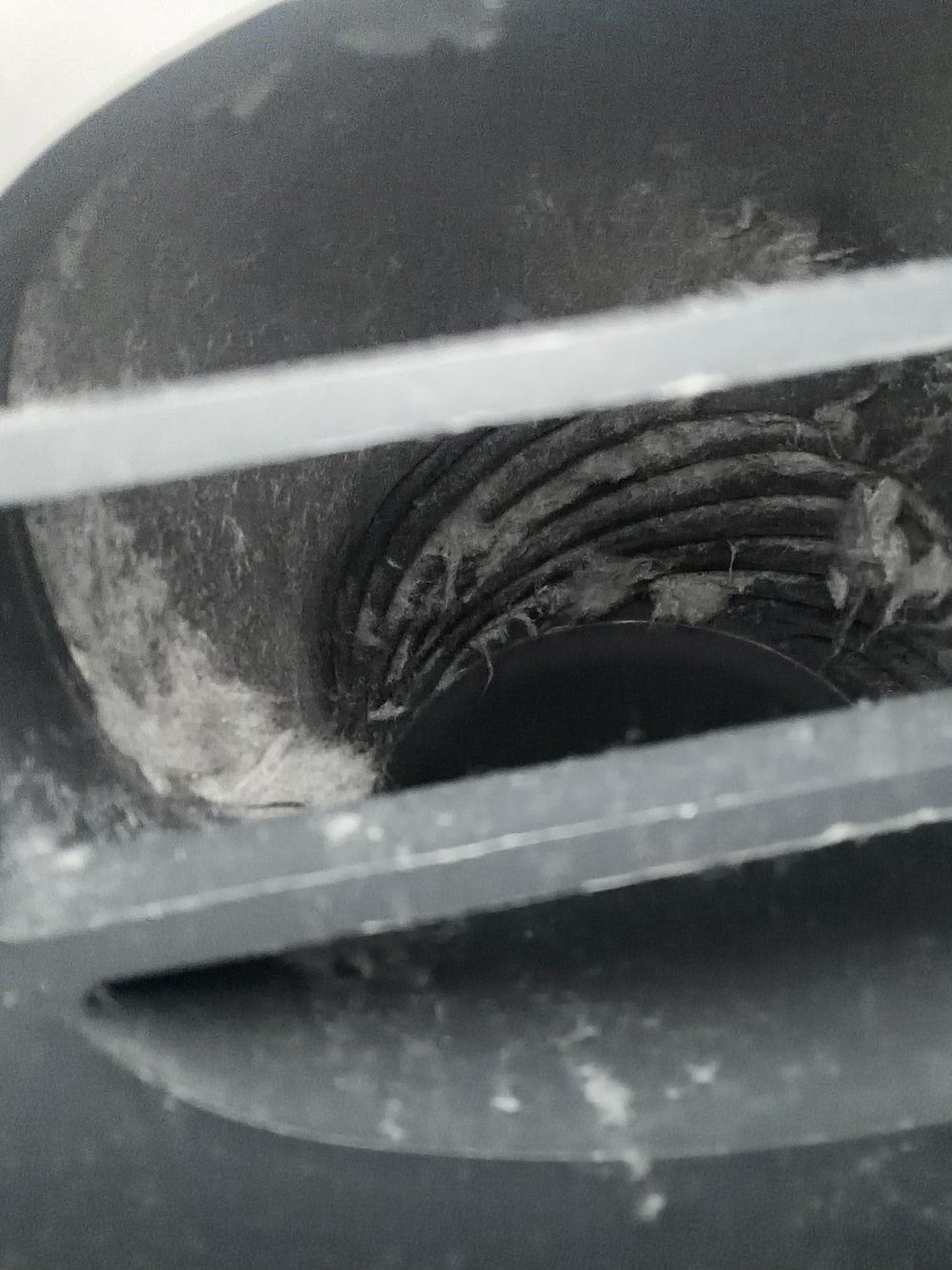 乾燥経路の奥。スパイラル状の溝にホコリが厚く層になって貼りついている